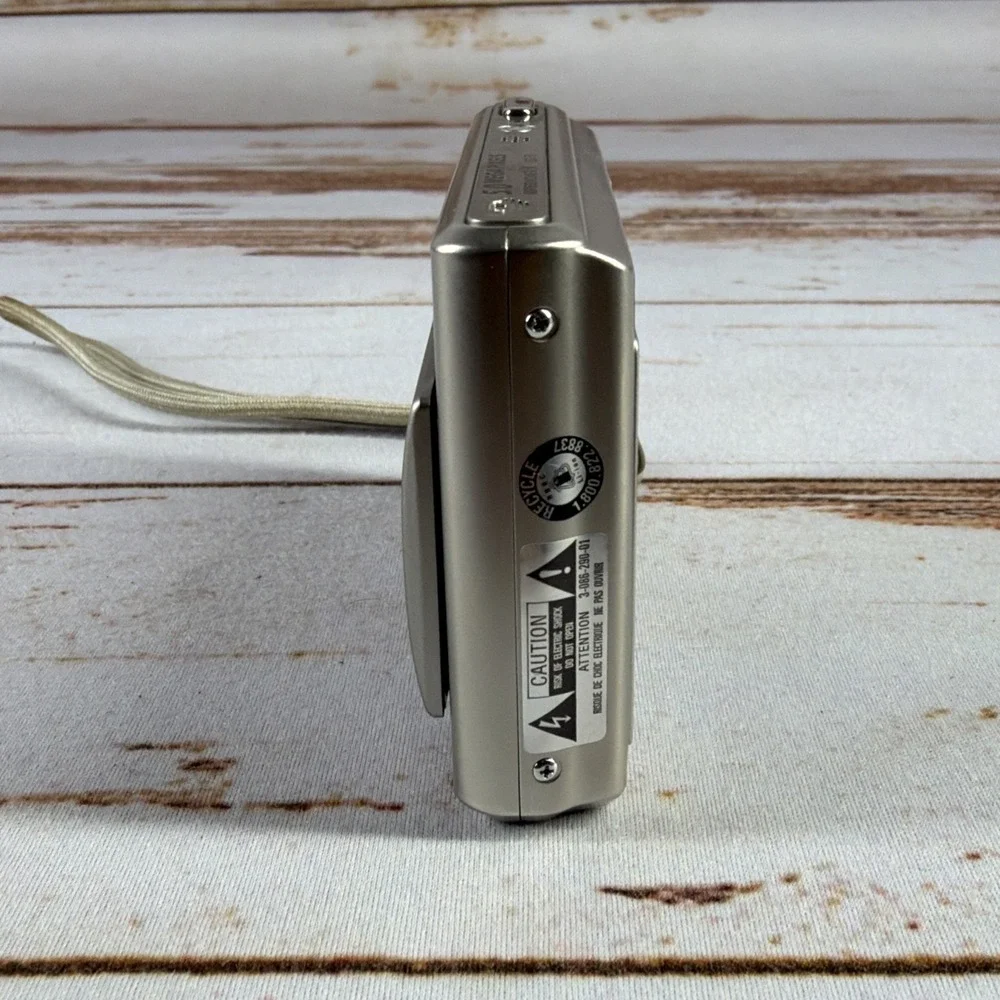 Sony Cyber-shot DSC-T1 5MP Silver Digital Camera For Parts Repair No Charger